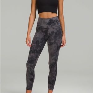 LULULEMON Align™ High-Rise Pant 25" New unworn cropped leggings
$118.00 USDl